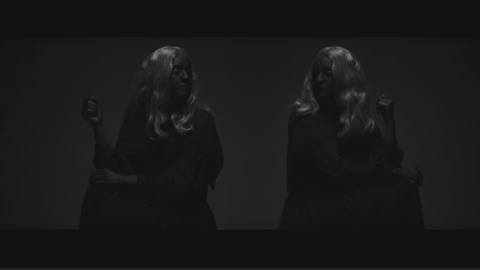Un video-still di Hold And Stay, di Fabrizio Cammarata