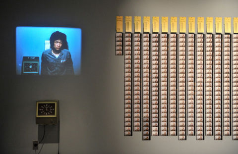 Un'installazione di Tehching Hsieh