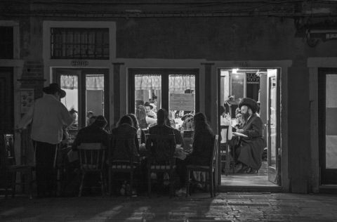 Cena di Shabbat nella sede del gruppo Chabad-Lubavitch © Ferdinando Scianna / Magnum Photos