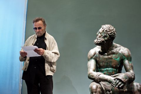 Franco Nero legge  il pugile di Gabriele Tinti, Museo Nazionale Romano, courtesy Massimo Nicolaci