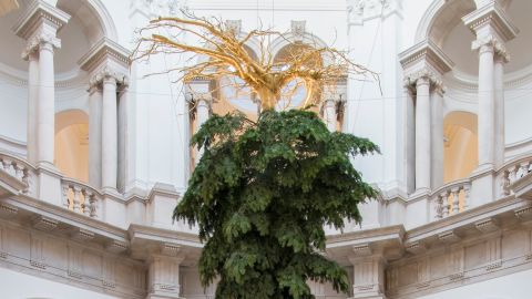 Il Christmas Tree di Shirazeh Houshiary alla Tate Britain