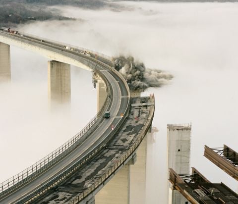 Martin Errichiello e Filippo Menichetti, Demolizione controllata di una campata del Viadotto Italia, 2015 - Courtesy gli autori