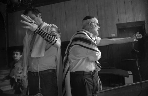 Preghiera del mattino nel Midrash Luzzatto dentro la sinagoga Levantina © Ferdinando Scianna / Magnum Photos