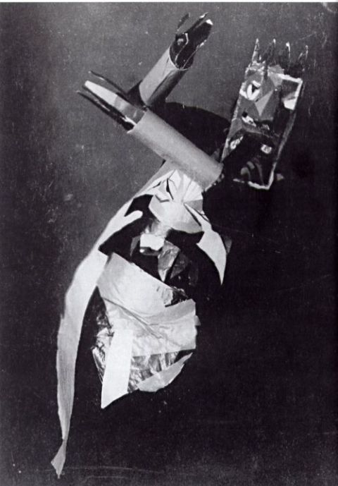 ophie Taeuber con una maschera di Marcel Janco e costume di Hans Arp