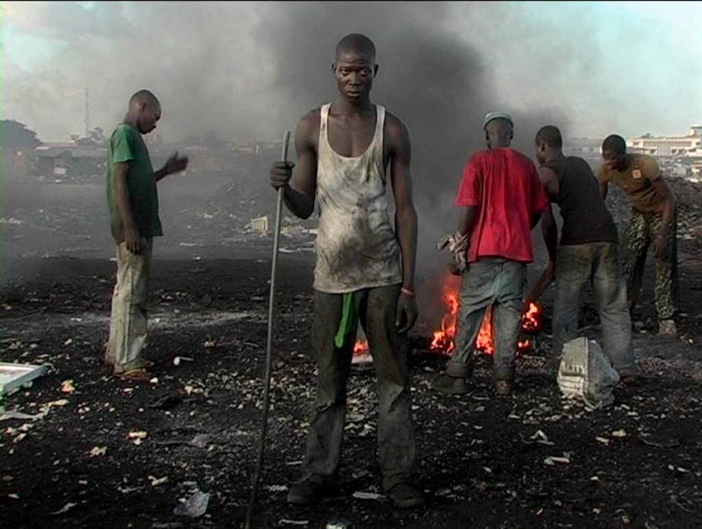 Pieter Hugo, Permanent Error, 2010, videoinstallazione con 10 monitor. Collezione MAST, Courtesy of the artist and Priska Pasquer Gallery, Colonia