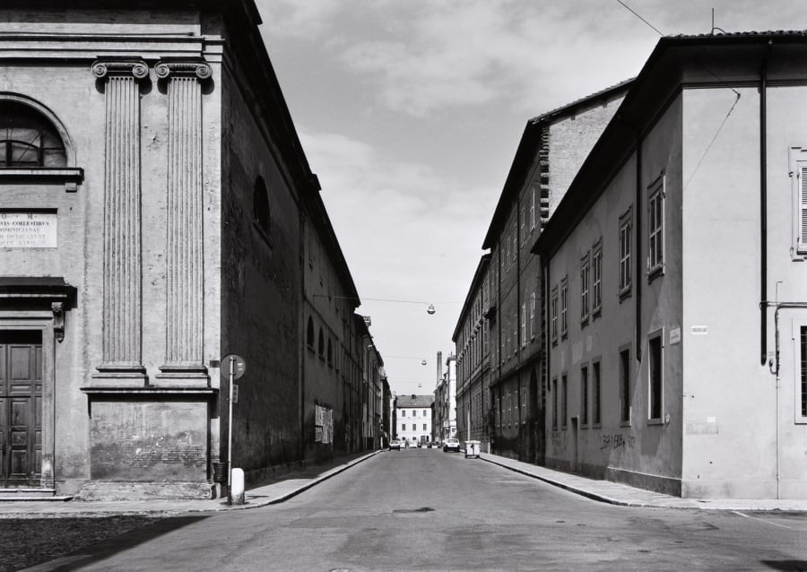 Gabriele Basilico, Via Sgarzeria, 1994, Galleria civica di Modena - un classico scatto urbano del fotografo, dedicato a uno scorcio di Modena
