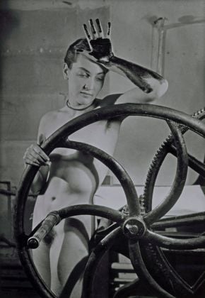 Man Ray, Erotique voilée, Meret Oppenheim à la presse chez Louis Marcoussis, 1933. Fondazione Marconi, Milano
