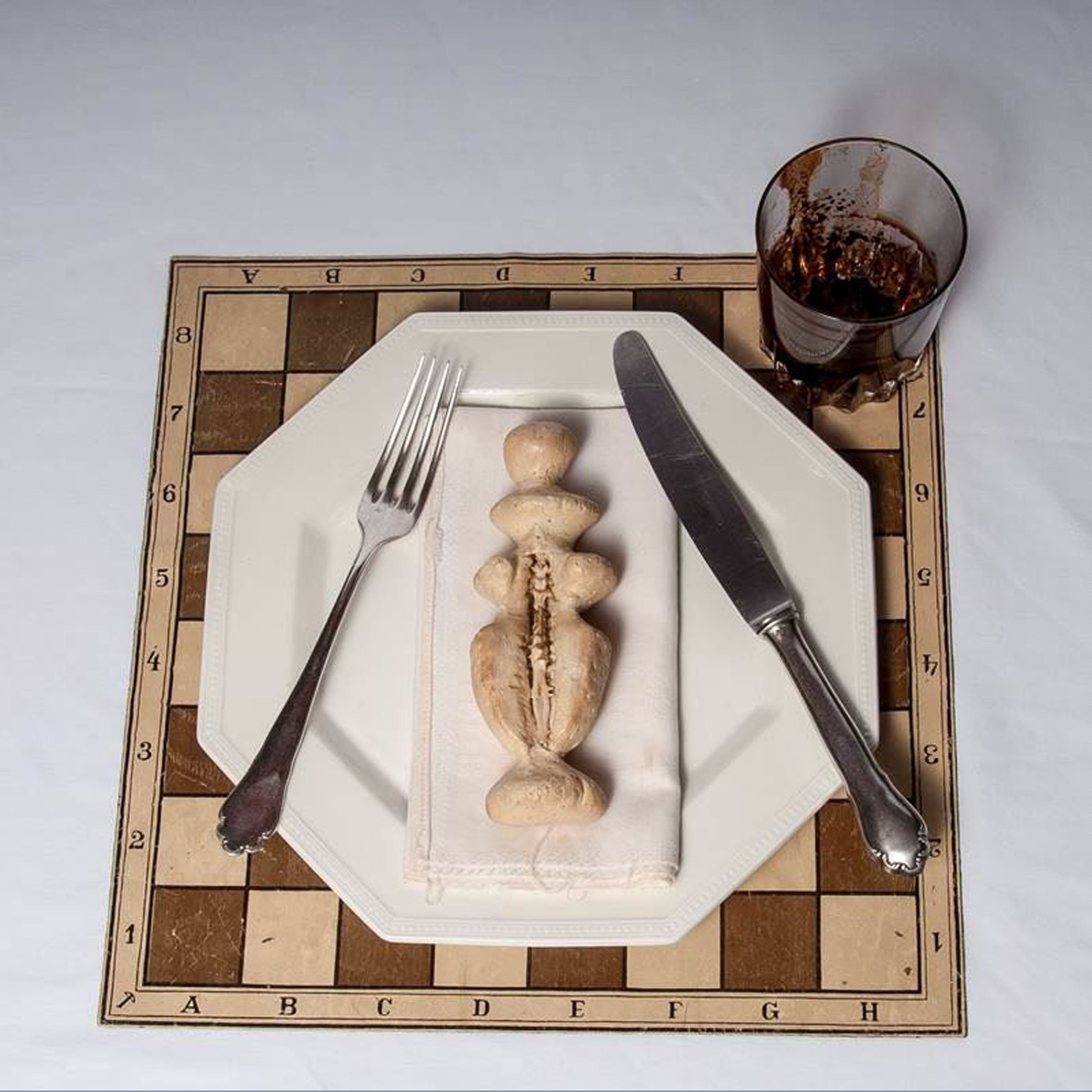 Meret Oppenheim, Bon Appetit, Marcel (La regina bianca), 1966. Collezione privata