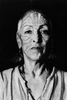Meret Oppenheim, Porträt mit Tätowierung, 1980. Collezione privata