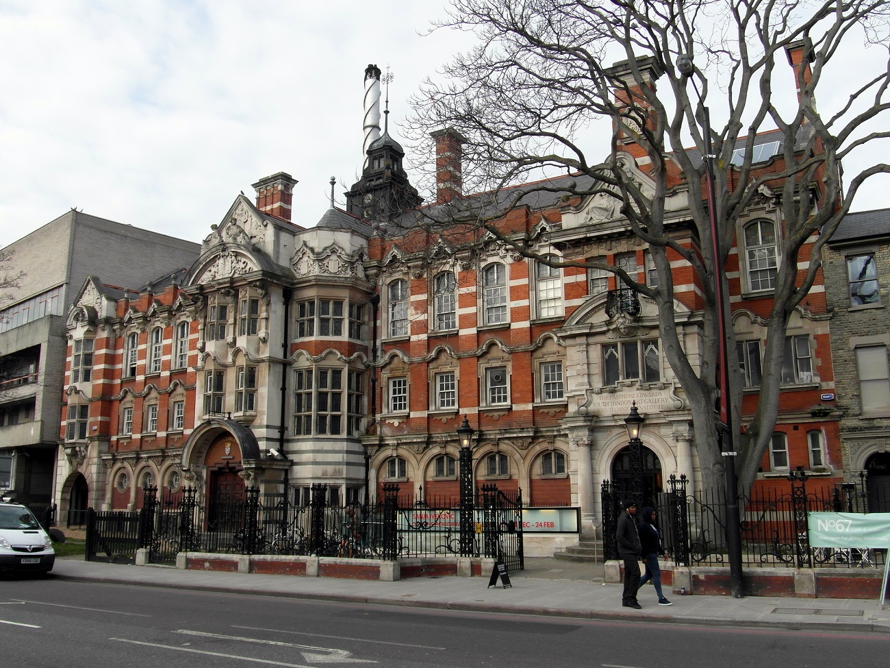 A destra, in primo piano, la South London Art Gallery, accanto alla Camberwell School of Arts, Londra. Ph. by Reading Tom via Flickr