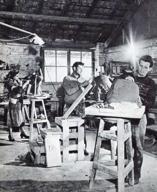 Annamaria Cesarini Sforza, Pietro Cascella al centro e suo fratello Andrea, a lavoro nel loro atelier