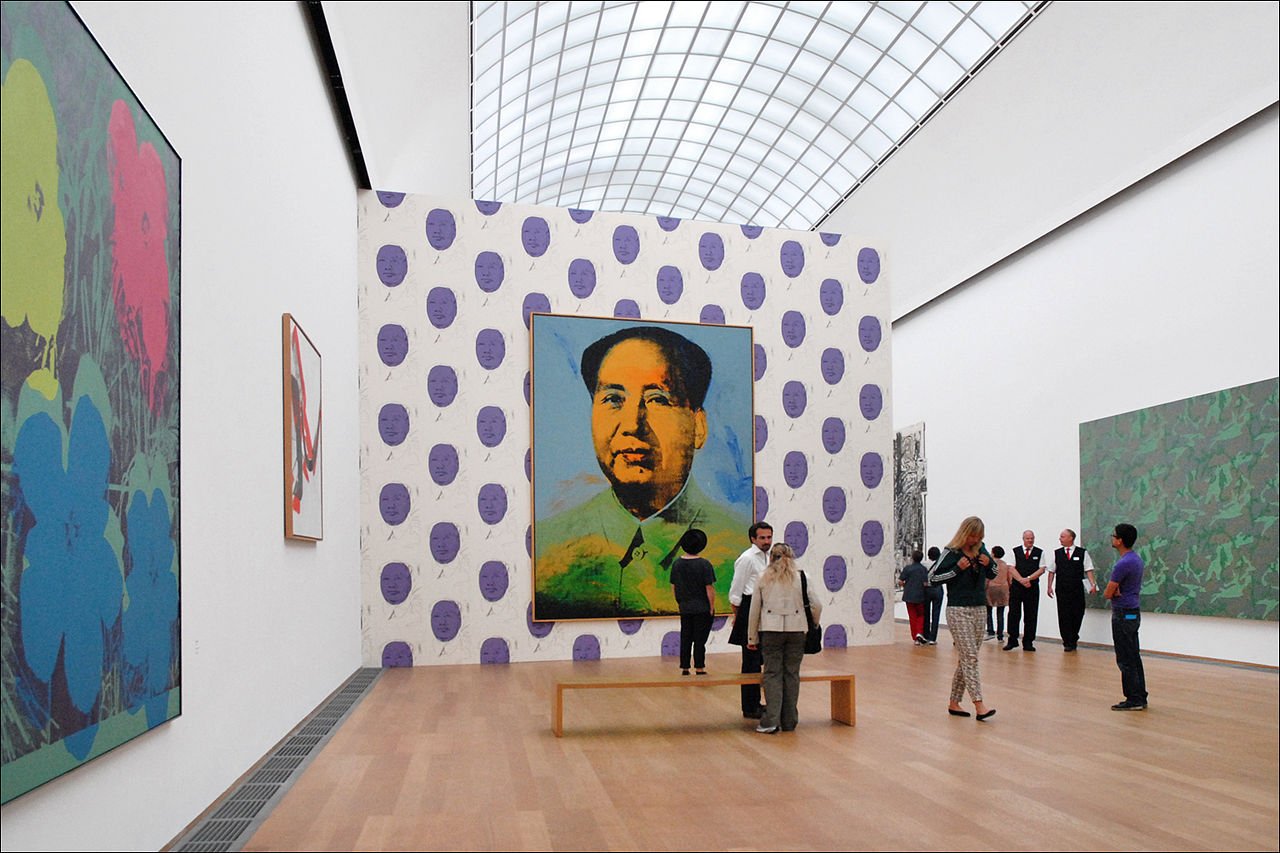 La sala Andy Warhol all'Hamburger Bahnhof di Berlino, con uno dei suoi tanti lavori sul Presidente Mao