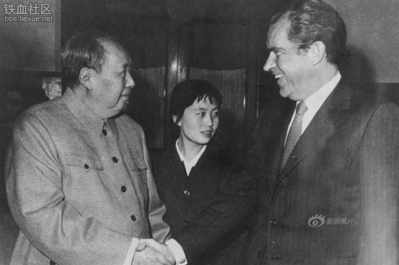La storica stretta do mano tra Richard Nixon e Mao, Pechino, 1972. Ph. Wikimedia