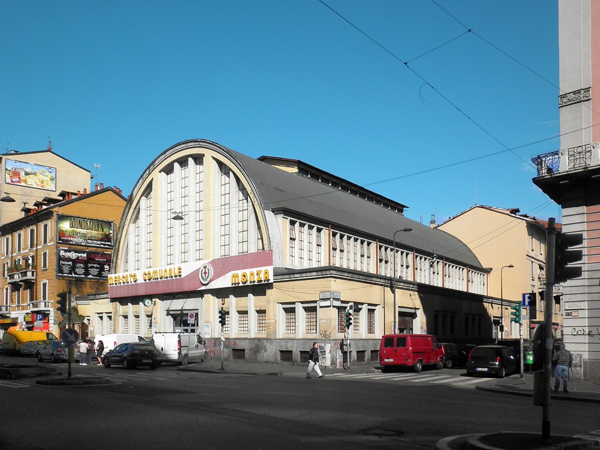 Mercato comunale in viale Monza a Milano