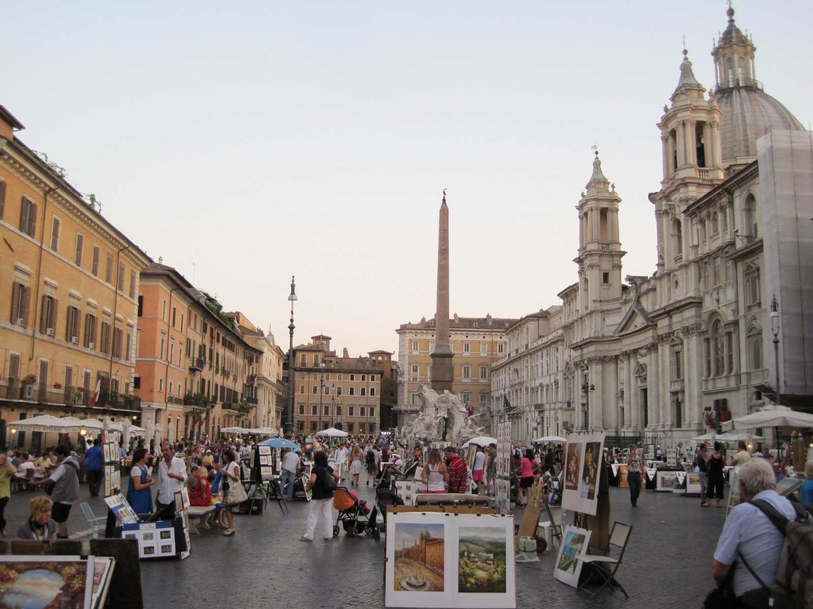 Piazza Navona invasa da pittori di strada e venditori di stampe