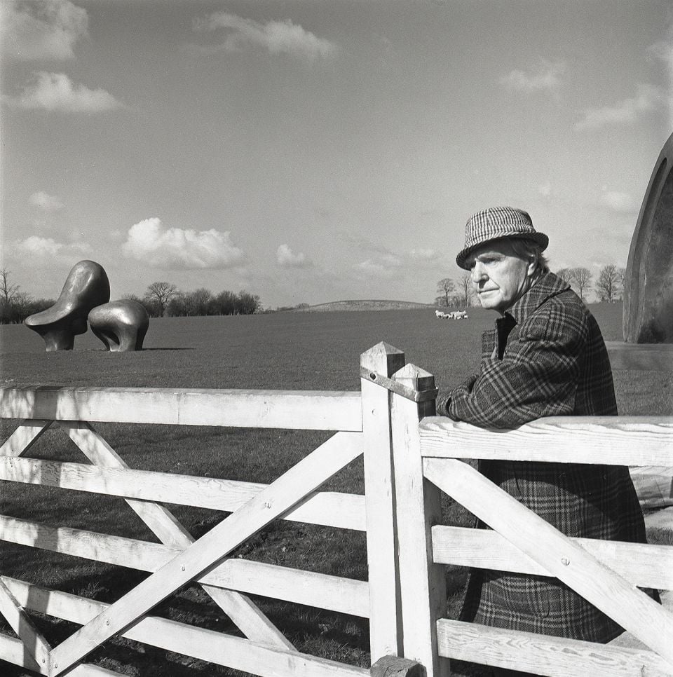 Henry Moore in te Sheep Field, c.1977, whit Sheep Piece, ph. Errol Jackson, courtesy Henry Moore Foundation