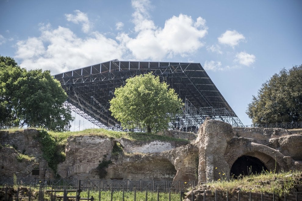 Il mega palco montato sul Palatino per il musical su Nerone - foto Repubblica