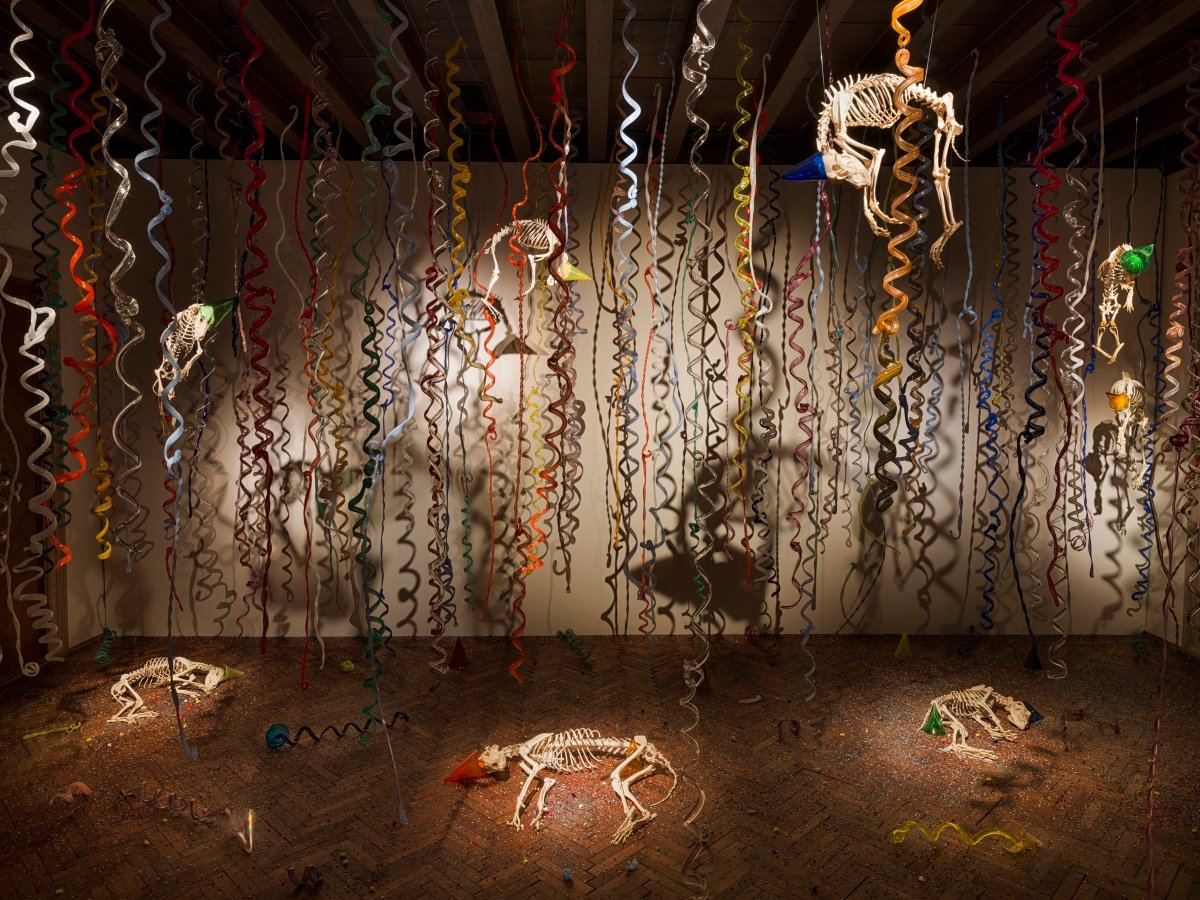 Jan Fabre, The Catacombs of the Dead Street Dogs (2009-2017), dimensioni variabili, vetro di Murano, scheletri di cani, acciaio, photo Pat Verbruggen, copyright Angelos bvba
