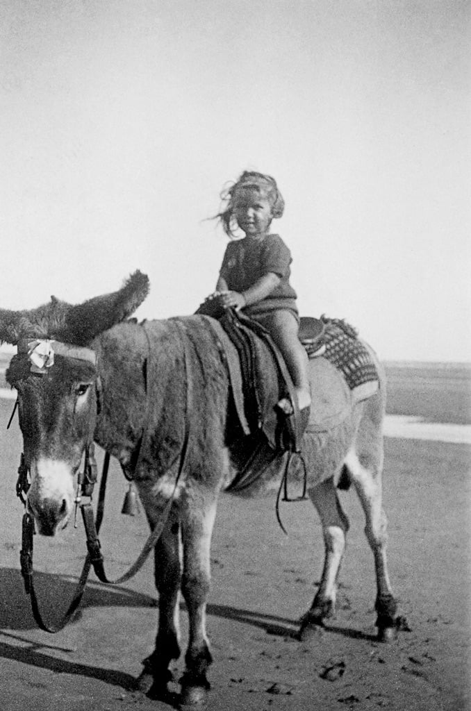 Maya su un asino, Franceville, 14 agosto 1937 © Archives Maya Widmaier-Ruiz-Picasso