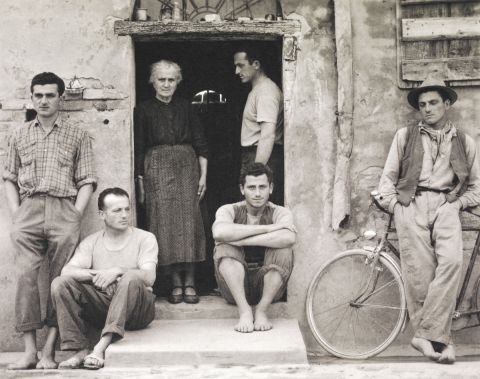 Paul Strand, The Family, Luzzara Paul Strand Cesare Zavattini Un paese Einaudi editore, 1955 pag. 81 Colecciones FUNDACIÓN MAPFRE © Fernando Maquieira, 2017 ©Aperture Foundation Inc., Paul Strand Archive (1200x947)