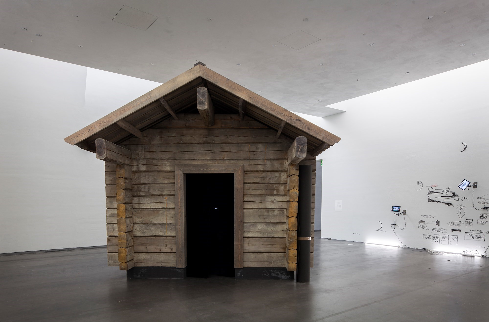 Shia Labeouf, AloneTogether, 2017. La capanna montata in una sala del Kiasma Museum
