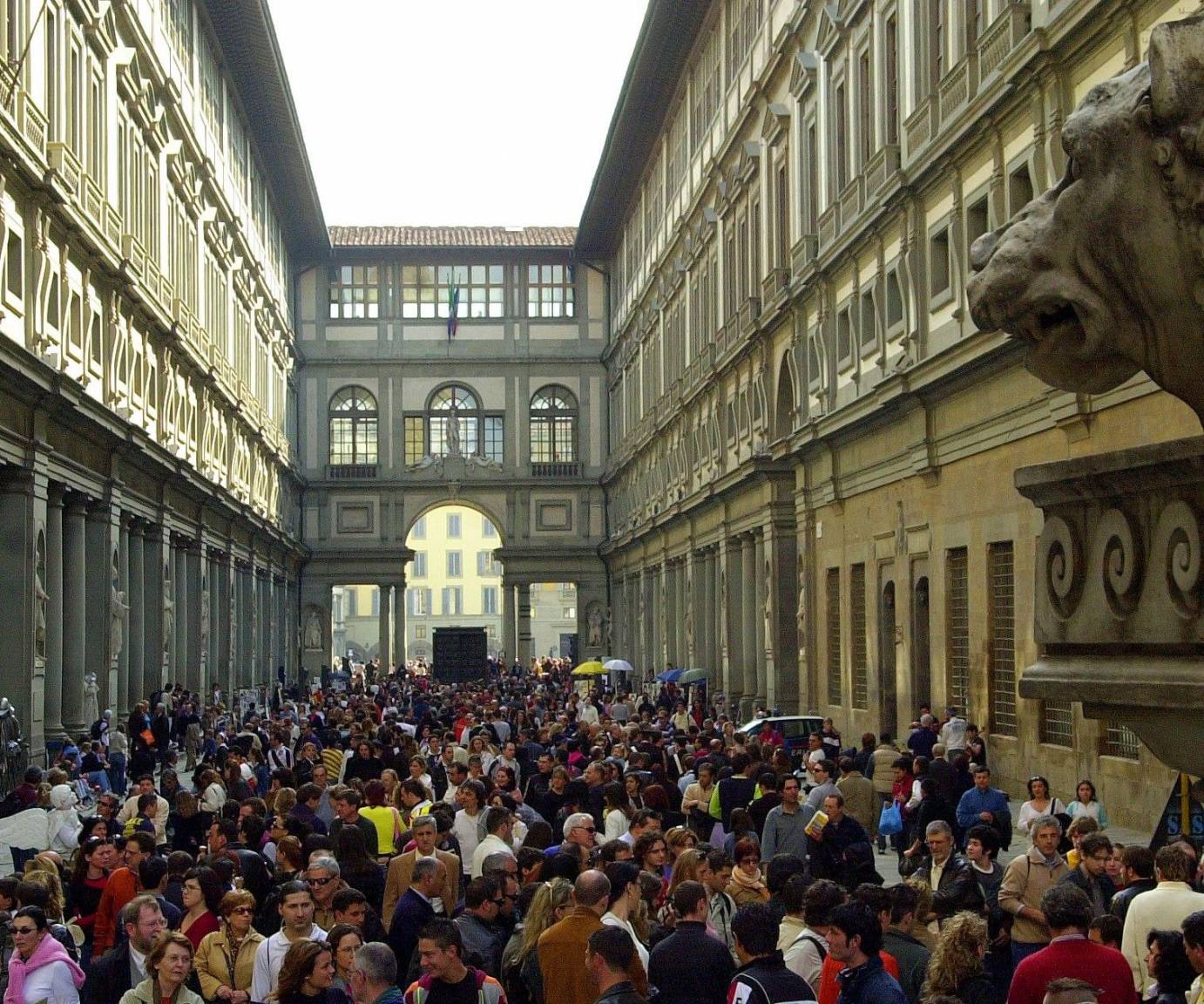 Firenze, folla agli Uffizi