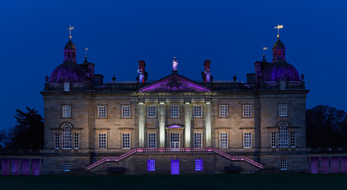 La facciata di Houghton Hall con un'installazione di Turrel