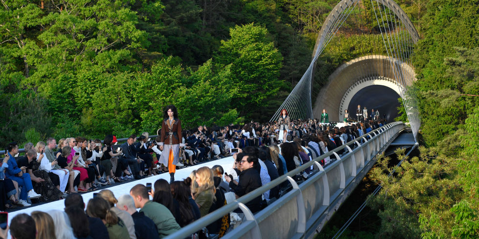 Louis Vuitton Cruise 2018, catwalk Miho Museum, Japan