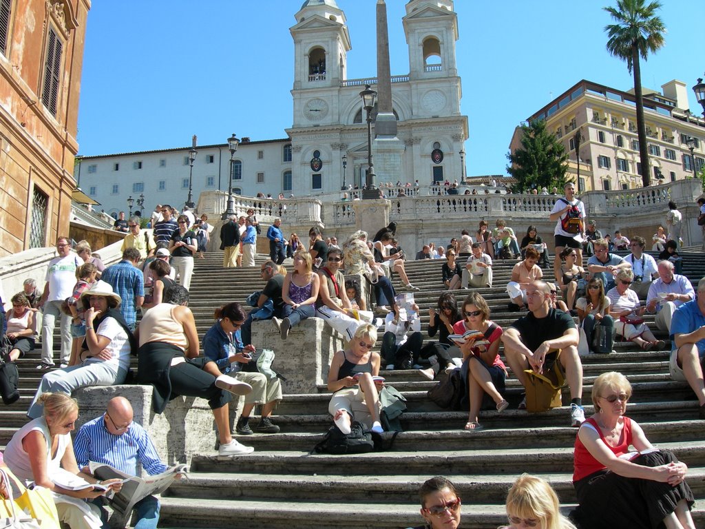 Piazza di Spagna, turisti sulla scalinata di Trinità dei Monti