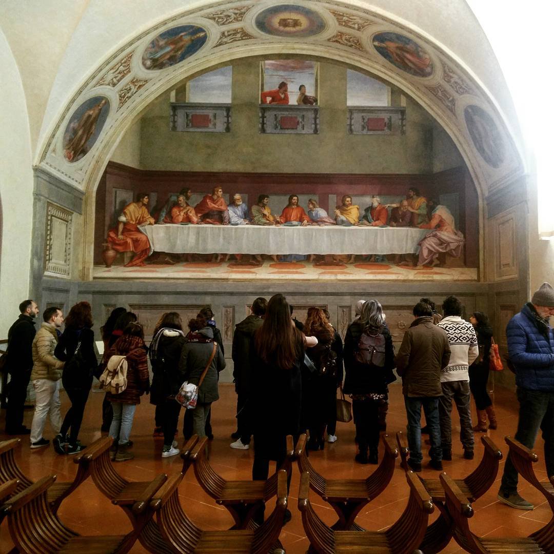 Turisti contemplano il Cenacolo di San Salvi, a Firenze. Ph. Twitter