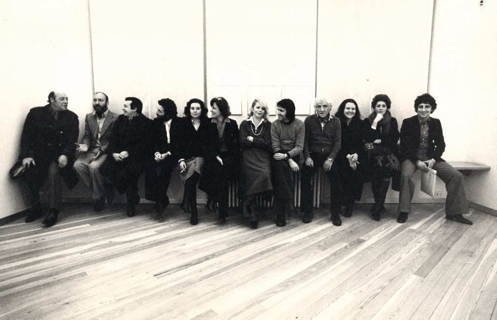 Da sinistra: Piero Dorazio, Riccardo Guarneri, Franco Bompieri, Vittorio Matino, Cristina Nannicini, Daniela Palazzoli, Chicca Ghiringhelli, Gianfranco Zappettini, Marino Nigro, Carmengloria Morales, un collezionista e Claudio Olivieri. Vernissage della mostra Geplante Malerei, Galleria Il Milione, Milano 1974. Photo Giovanna Dal Magro