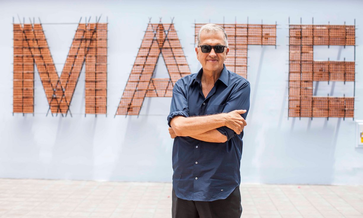 Mario Testino ritratto all'ingresso del suo museo MATE a Lima