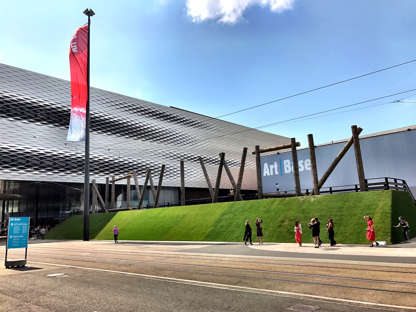 L'installazione di Claudia Compte sulla Messeplatz di Basilea