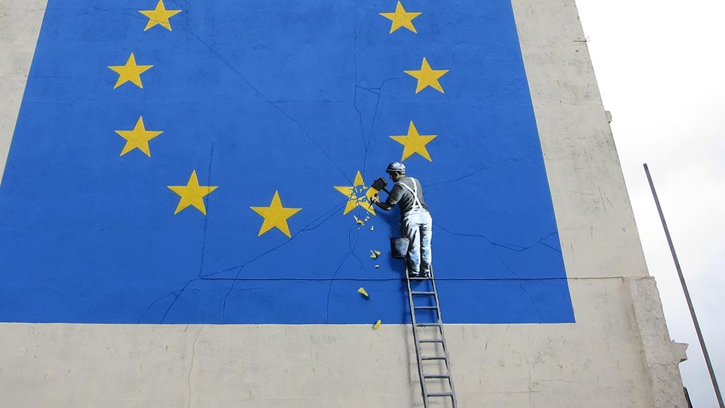 Il murales di Banksy su Brexit, nella città britannica di Dover