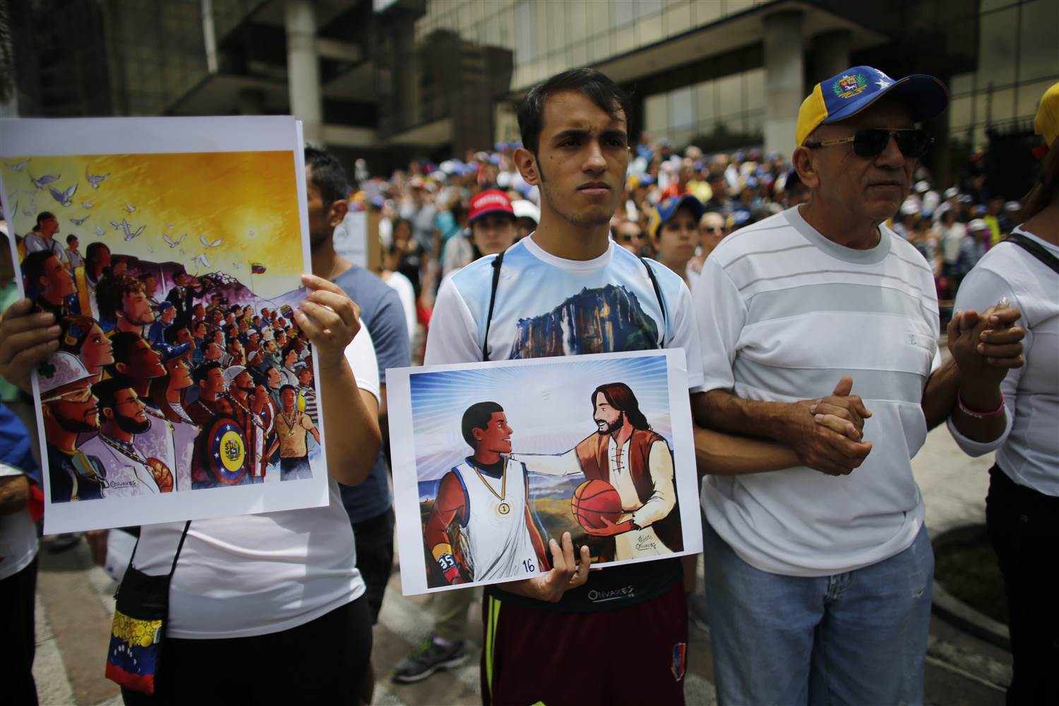 Oscar Olivares, in primo piano ale cnetro, mentre partecipa auna marcia di protesta Ph. Ariana Cubillos AP
