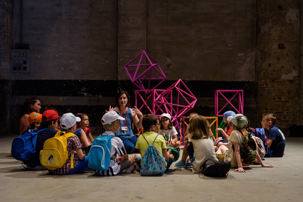 Programma Biennale Educational per alunni della scuola primaria, giugno 2017. Photo by Andrea Avezzù. Courtesy of La Biennale di Venezia