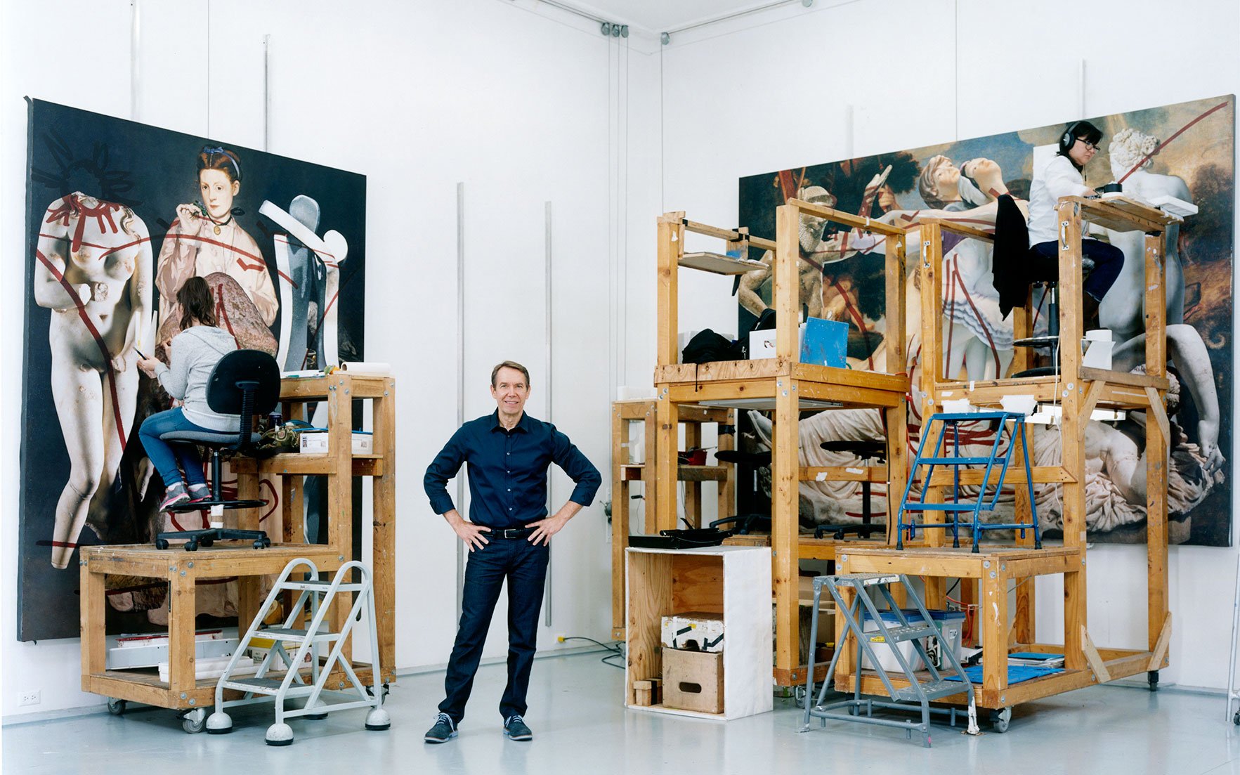Jeff Koons fotografato nel suo studio nel 2016