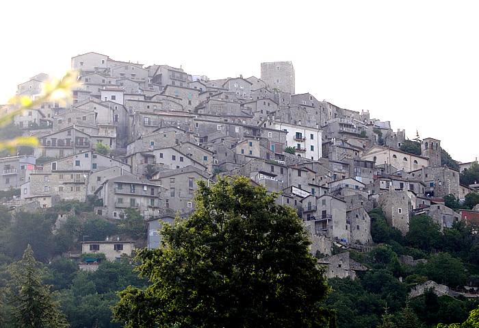 Il borgo di Pereto