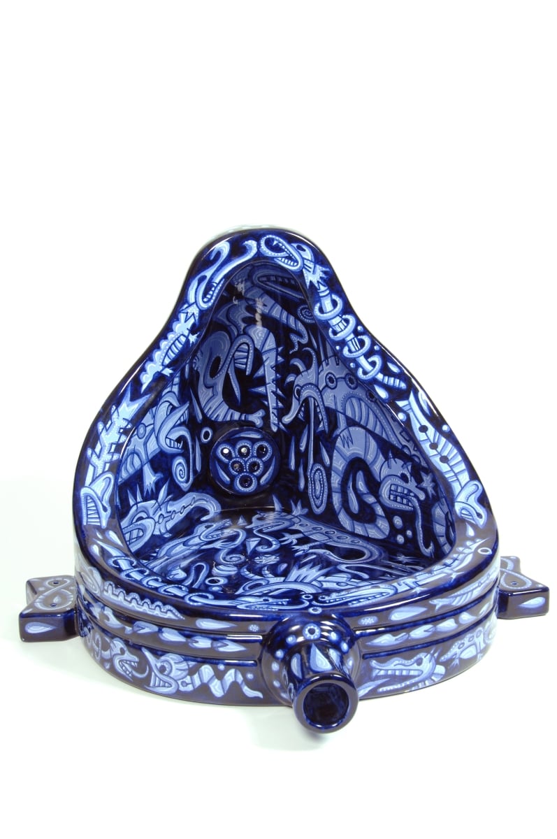 Pablo Echaurren, U/siamo tutti Duchamp 2, 2016, scultura maiolicata in berettino, decorazione a grottesche in monocromia blu con lumeggiature, h. 40, l. 66, p. 53 cm Realizzata nella Bottega Gatti, Faenza