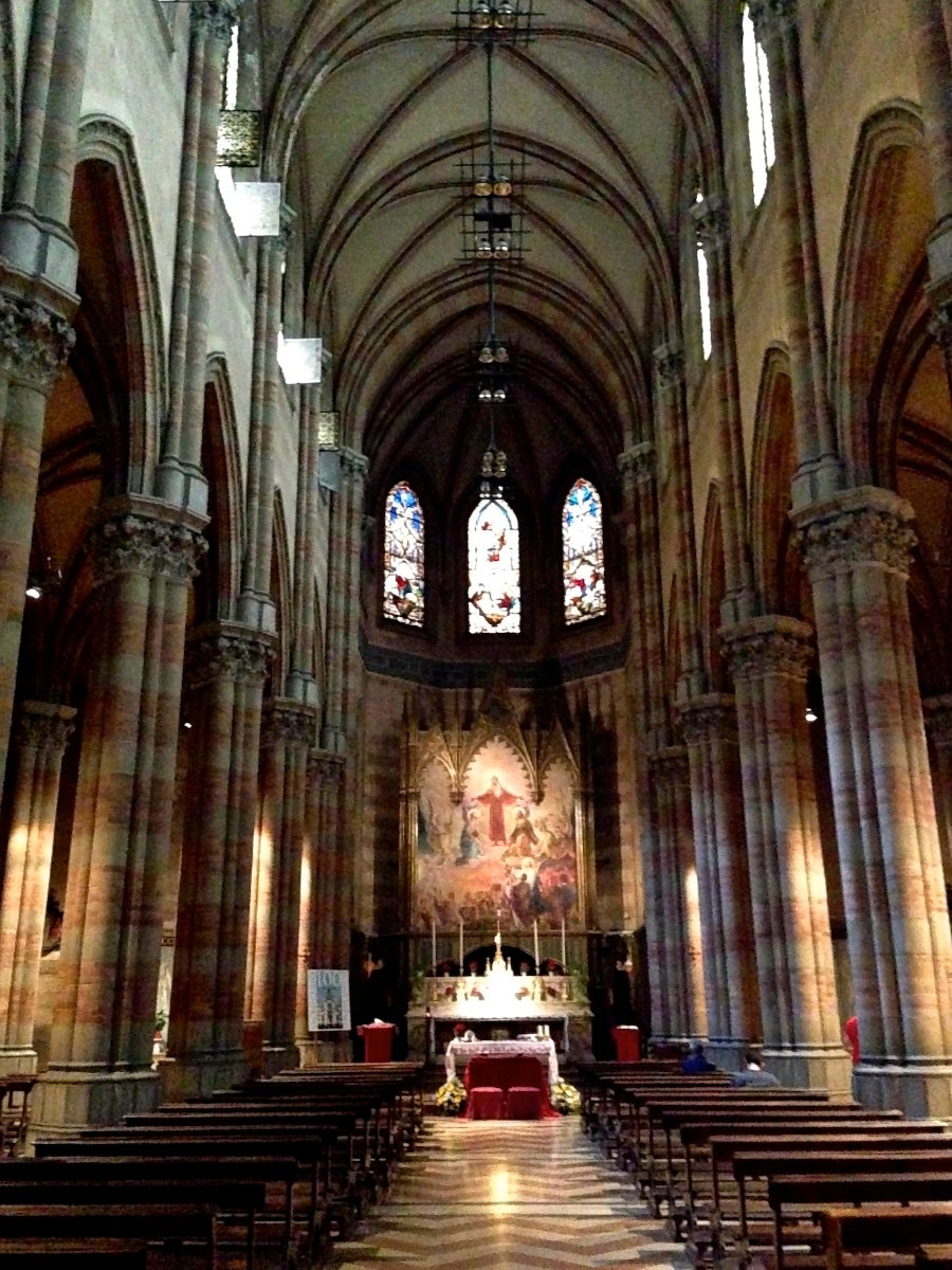 Chiesa del Sacro Cuore del Supplizio in Roma (navata centrale)