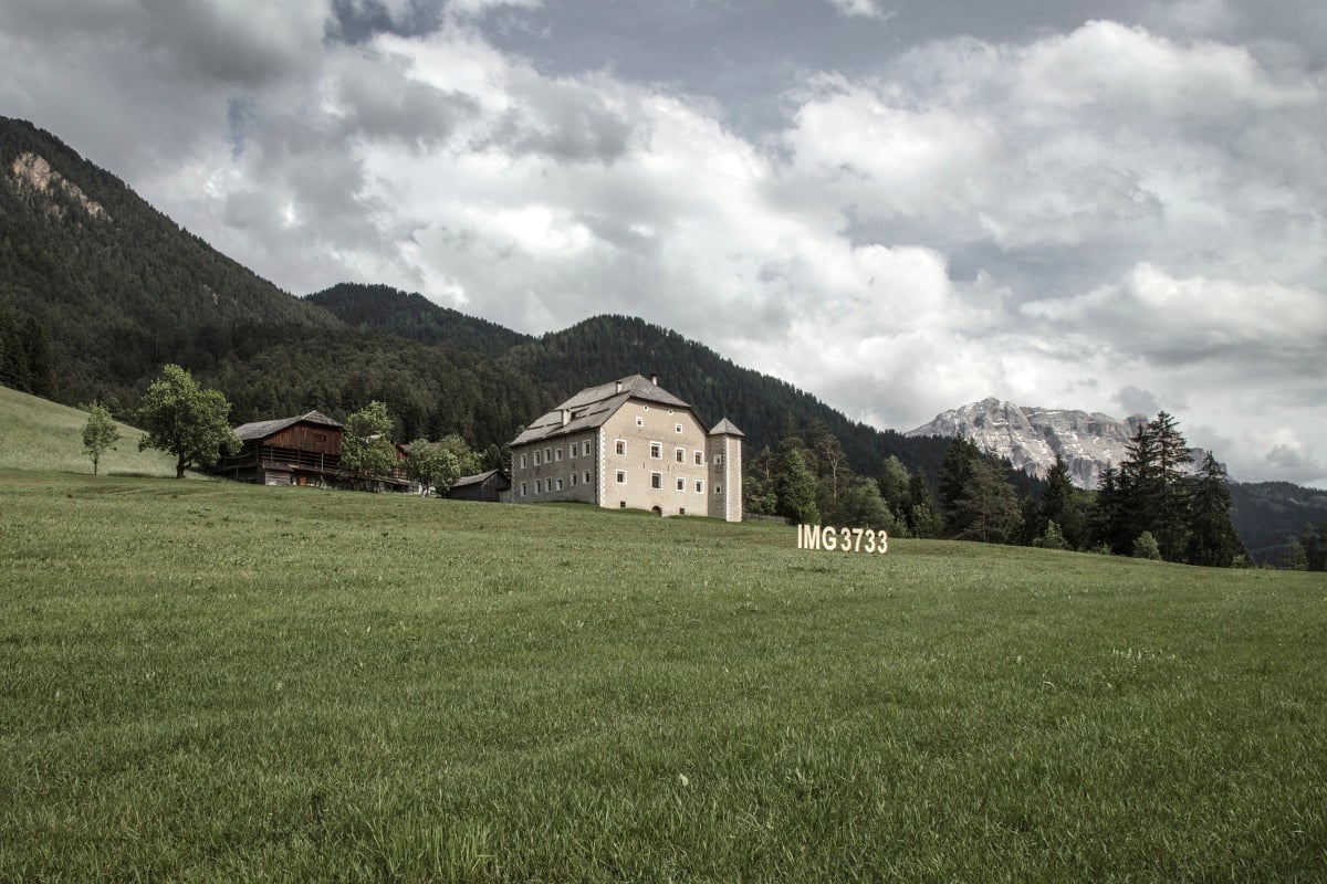 Se non capisci una cosa cercala su YouTube, lettere in legno 15x2 metri, Val Badia (Piccolino), SMACH 2017 fotocredit: Gustav Willeit - guworld.com