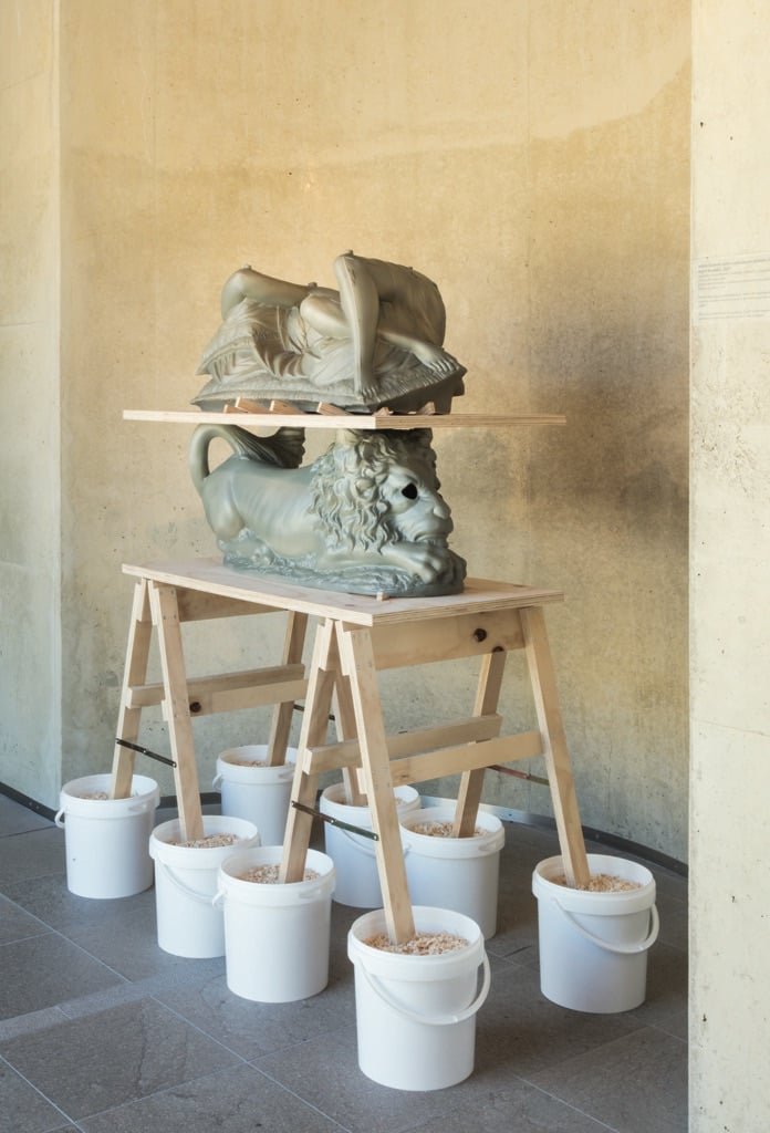 Nero/Alessandro Neretti, white woman with cushions on african lion on eight buckets, 2017. Courtesy dell’artista. Photo Andrea Piffari