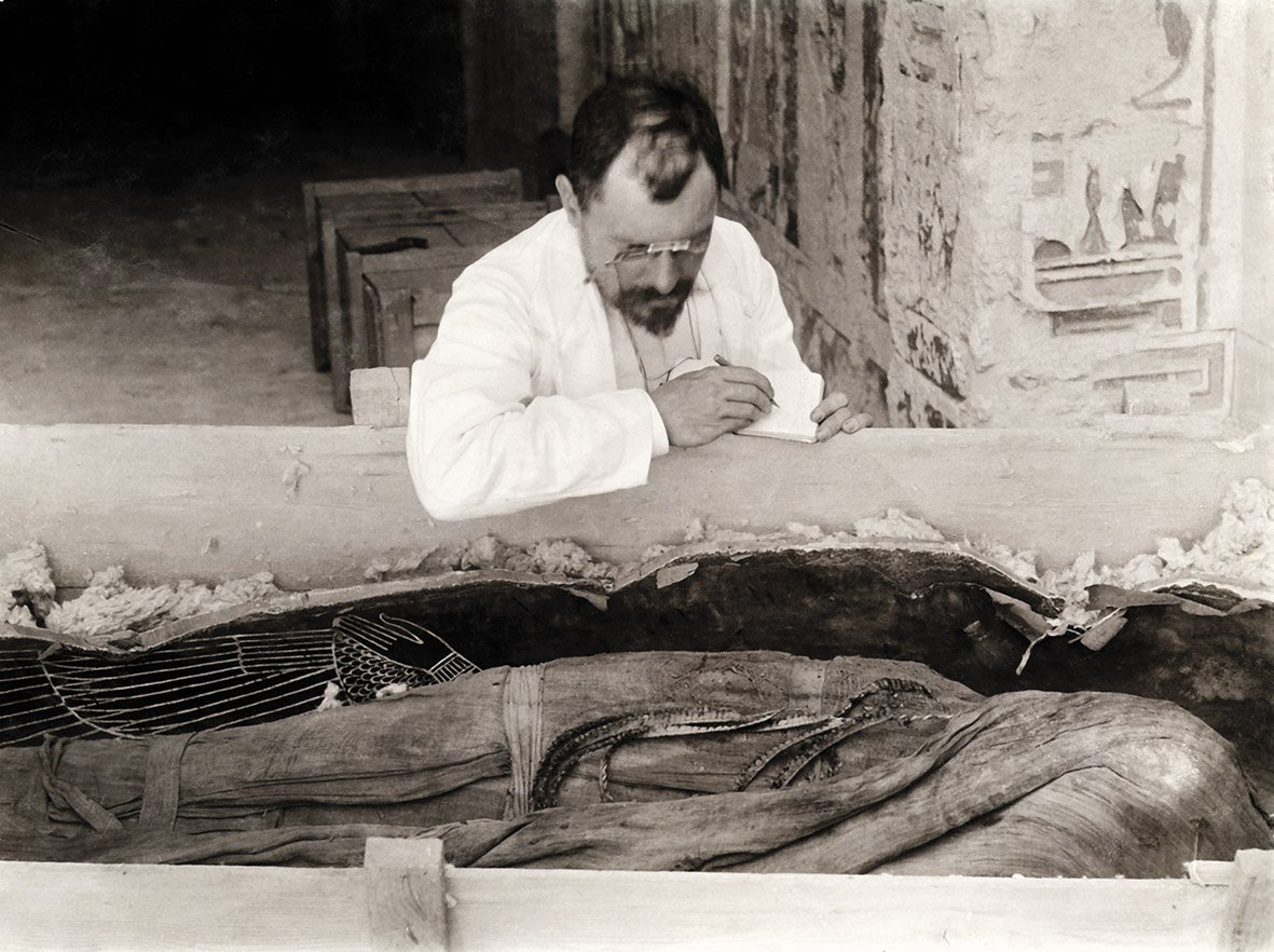 Victor Loret copia le iscrizioni dalle bende della mummia di Amenofi III, 1898 (© Università degli Studi di Milano, Biblioteca e Archivi di Egittologia) [Nr archiv. 221]