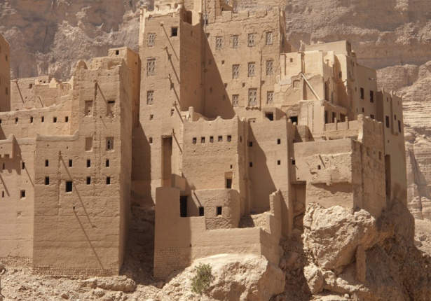 Masna‘at ʿUrah in Wadi Daw’an-Hadramut, Yemen, the fortified east facade of town with 12 houses, reconstruction and rehabilitation, © Salma Samar Damluji, 2010.