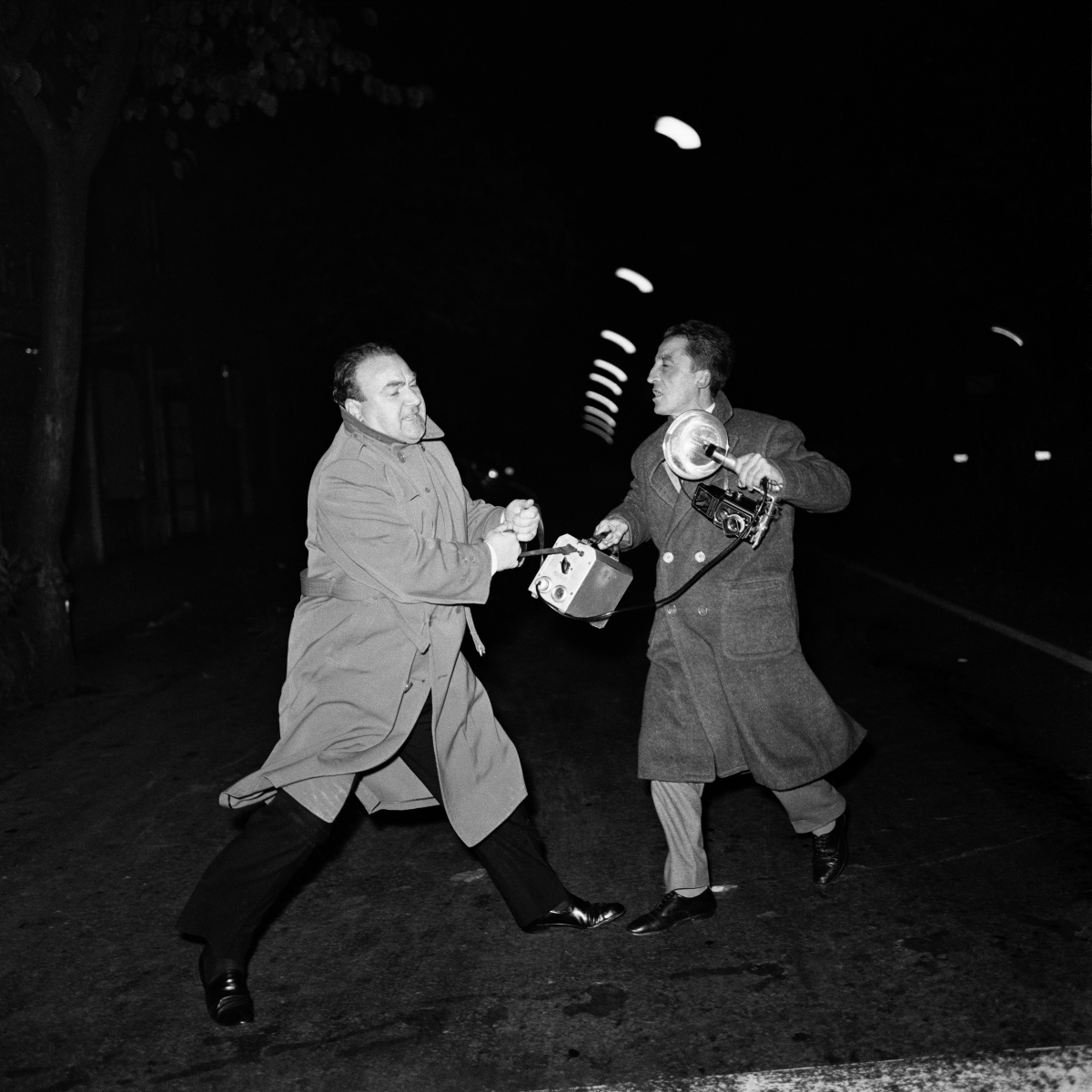 Marcello Geppetti, Don Gussoni litiga con il fotografo Giacomo Alexis, Roma 1959