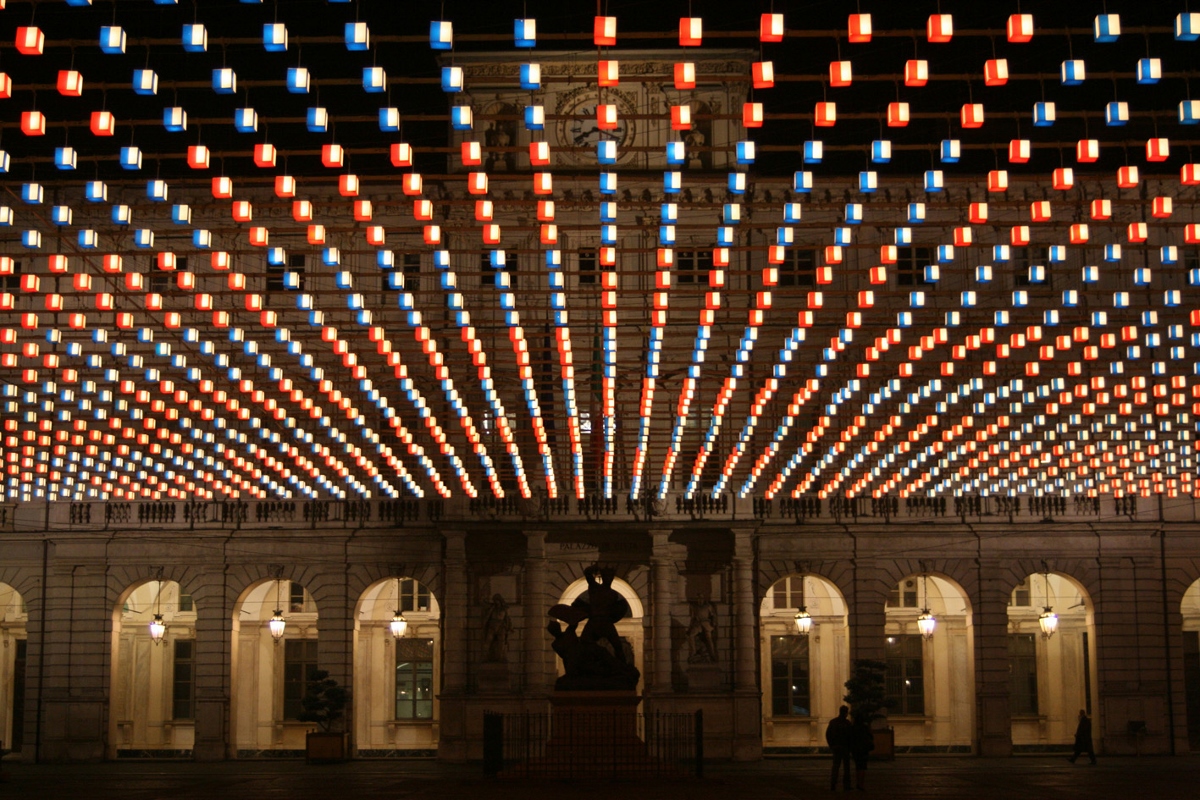 Tappeto volante di Daniel BUREN in piazza Palazzo di Città