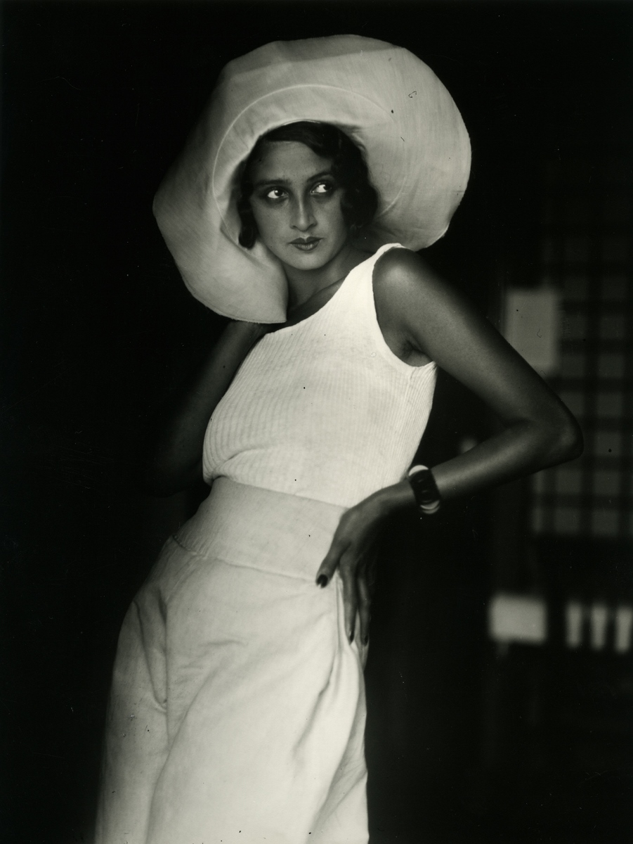 JACQUES HENRI LARTIGUE Renée. Biarritz, August 1930 « Photograph Jacques Henri Lartigue© Ministère de la Culture FranceAAJHL ». Dalla mostraJACQUES HENRI LARTIGUE Diary of a Century