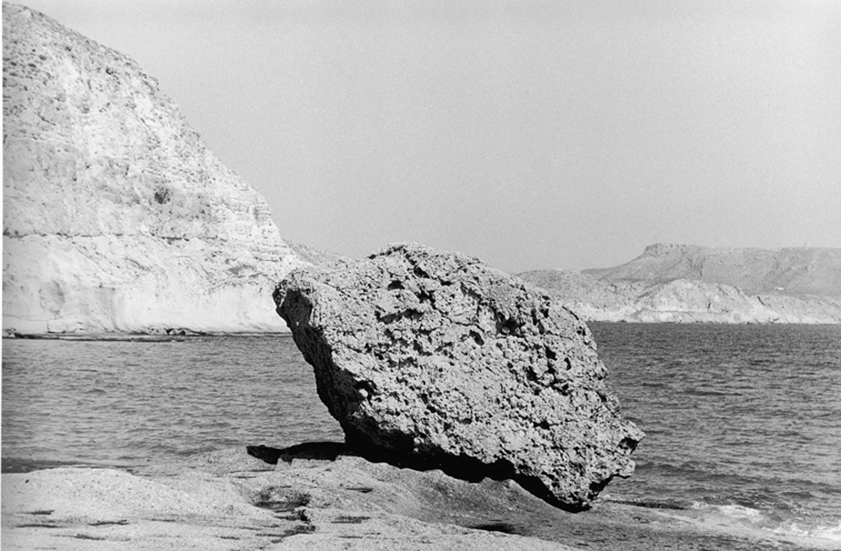 © Bernard Plossu, Cabo de Gata, Espagne, 2000. Dalla mostra Bernard Plossu L’heure immobile. Métaphysique Méditérranéenne