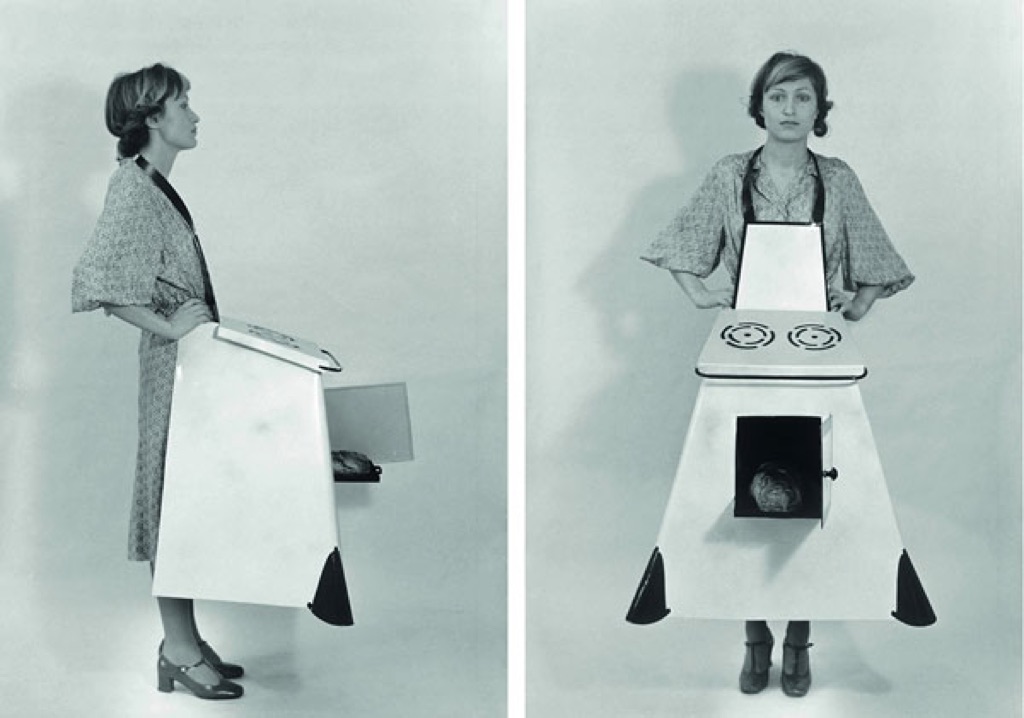 Birgit Jurgenssen, Hausfrauen – Küchenschürze, 1975