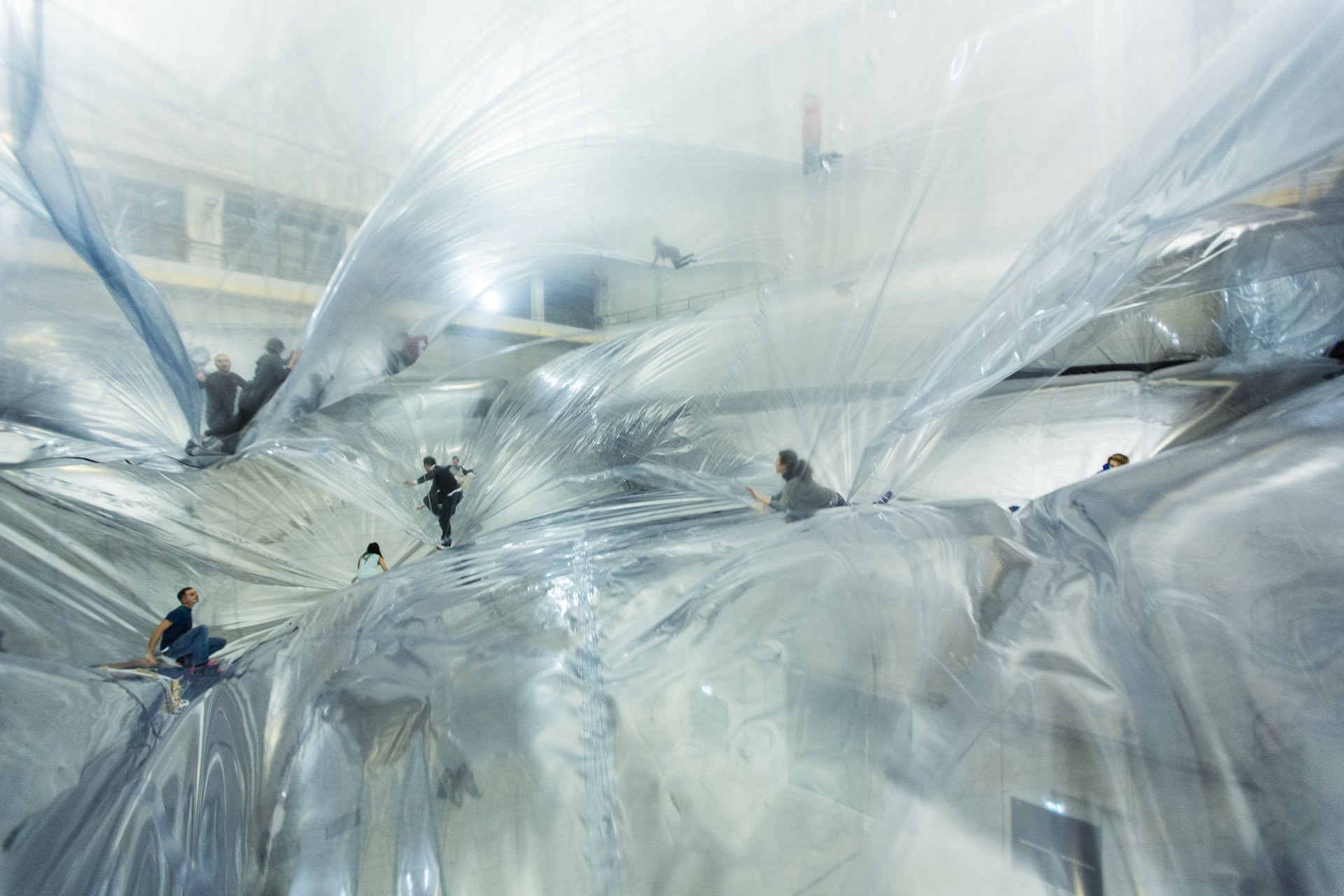 On Space Time Foam di Tomás Saraceno